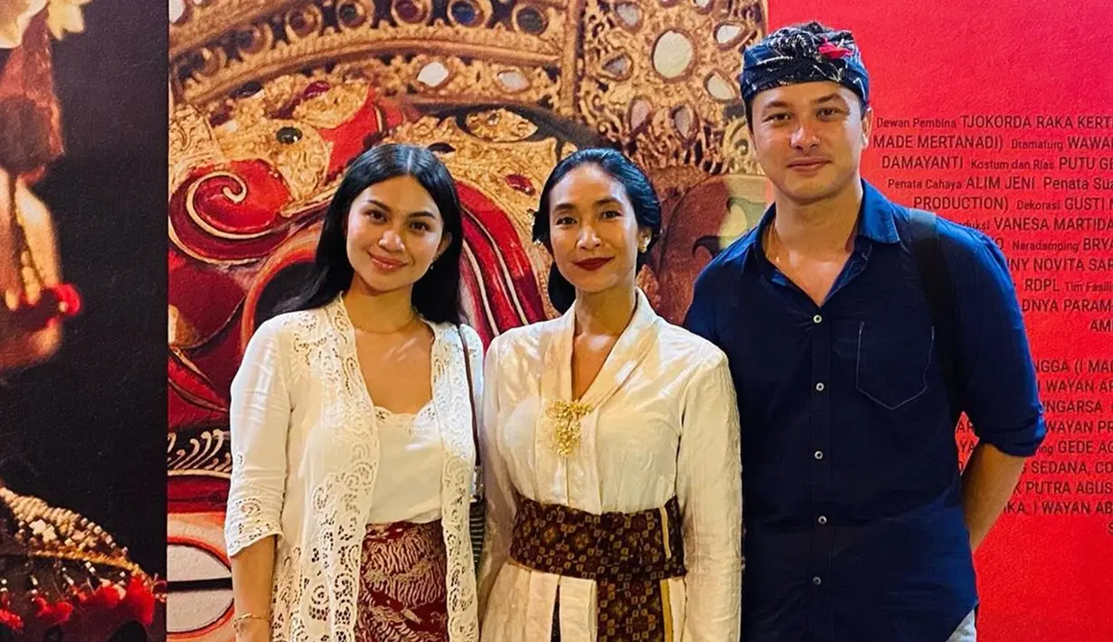 Sebelumnya, Happy Salma pernah membagikan potretnya bareng Ariel Tatum, yang saat itu jua bersama Nicholas Saputra. Foto itu sendiri merupakan momen acara epiloh Calonarang di Bali. Ibu dua anak itu tampil senada dengan Ariel yang memakai kebaya putih dan rok kain batik. Sementara, Nicholas mengenakan kemeja navy. (Liputan6.com/IG/@happysalma)