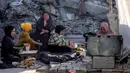 Warga bersyukur tidak ada serangan udara yang mengguncang saat waktu berbuka puasa. (Bashar TALEB/AFP)