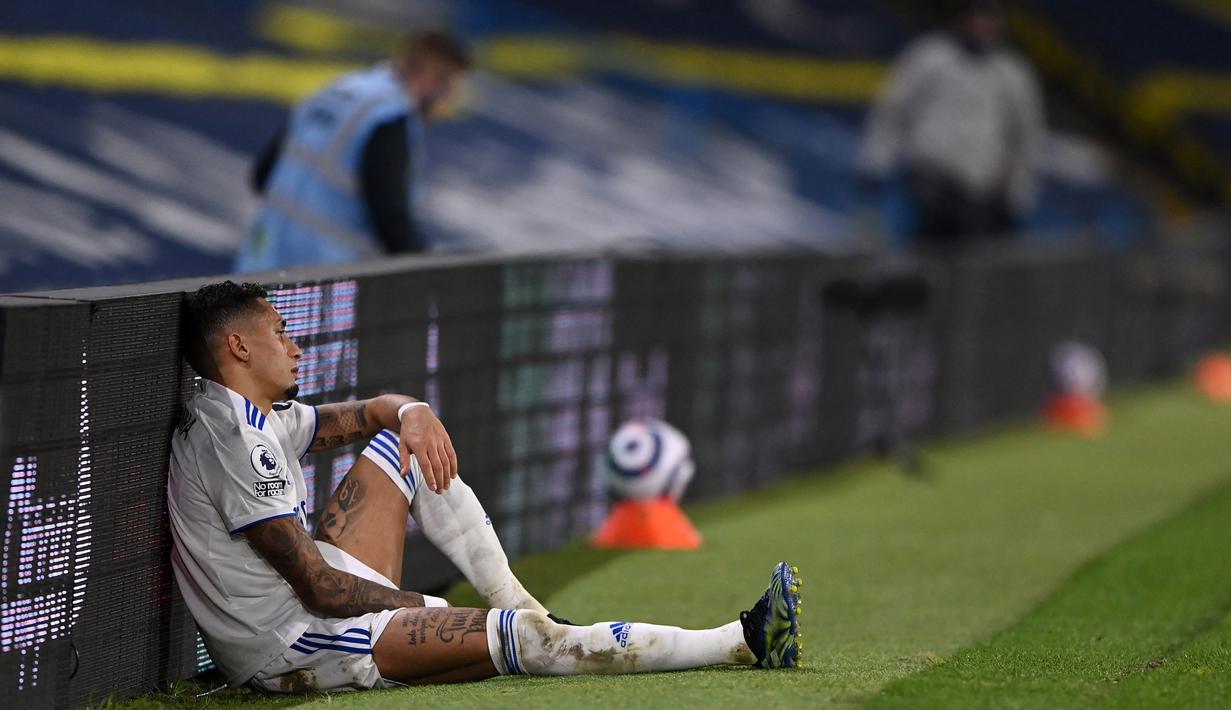 Kekecewaan gelandang Leeds United, Raphinha usai pertandingan Liga Inggris melawan Aston Villa, Sabtu (27/2/2021). (Foto: AFP/Pool/Laurence Griffiths)
