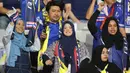Suporter Thailand memberi dukungan saat melawan Indonesia pada laga kualifikasi Piala Dunia 2022 di SUGBK, Jakarta, Selasa (10/9). Indonesia takluk 0-3 dari Thailand. (Bola.com/M Iqbal Ichsan)