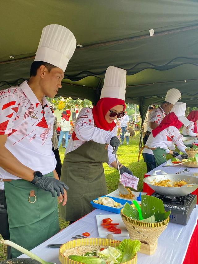 7 Potret Kompak Juliana Moechtar dan Suami saat Ikut Lomba Masak Agustusan