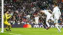 Pemain Real Madrid, Karim Benzema berusaha melakukan tendnagan ke gawang Tottenham Hotspur pada laga lanjutan fase Grup H Liga Champions di Santiago Bernabeu, Selasa (17/10). Madrid ditahan imbang tamunya Tottenham 1-1.  (AP/Francisco Seco)