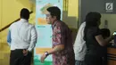 Dedi Prijono usai menjalani pemeriksaan di Gedung KPK, Jakarta, Kamis (12/10). Dedi Prijono diperiksa sebagai saksi bagi tersangka dugaan korupsi e-KTP, Anang Sugiana Sudiharjo. (Liputan6.com/Helmi Fithriansyah)
