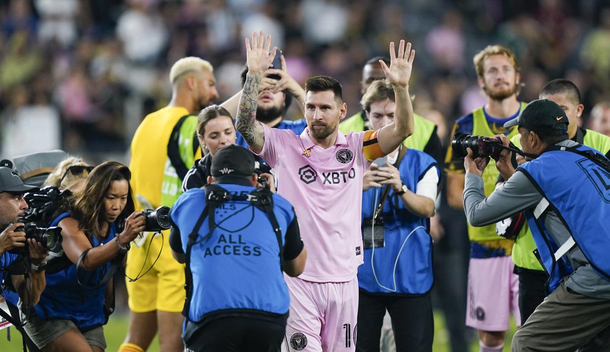 Megabintang Argentina itu tampil gemilang di pertandingan ini dengan membawa klubnya menang dengan skor 3-1. La Pulga menyumbang assist untuk gol Jordi Alba dan Leonardo Campana. (AP Photo/Ryan Sun)