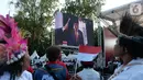 Relawan Joko Widodo-Ma'ruf Amin nonton bareng pelantikan Presiden dan Wakil Presiden di Taman Aspirasi, Jakarta, Minggu (20/10/2019). Jokowi dan Ma'ruf Amin resmi dilantik sebagai Presiden dan Wakil Presiden RI periode 2019-2024. (Liputan6.com/Herman Zakharia)