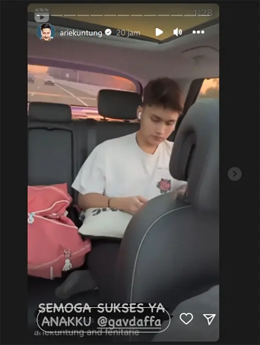 Gavin anak pertama pasangan ini diterima di jurusan Manajemen Bisnis di ITB dan ngampus di Jatinangor.  Hari pertama kuliah, pasangan ini menyempatkan mengantarkan putranya. [Instagram/ariekuntung]