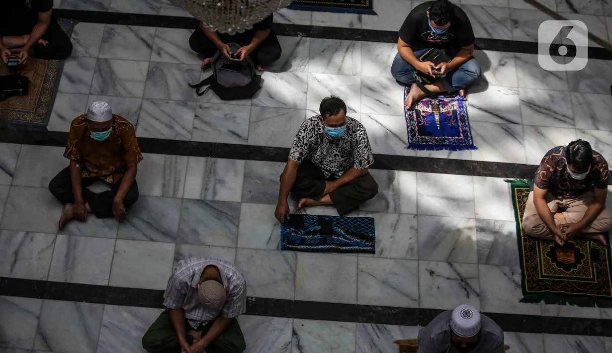 Umat Islam menunaikan salat Jumat berjemaah dengan menerapkan jaga jarak di Masjid Cut Meutia, Jakarta Pusat, Jumat (5/6/2020). Masjid Cut Meutia kembali menyelenggarakan ibadah salat Jumat dalam masa PSBB transisi dengan menerapkan protokol kesehatan secara ketat. (Liputan6.com/Faizal Fanani)