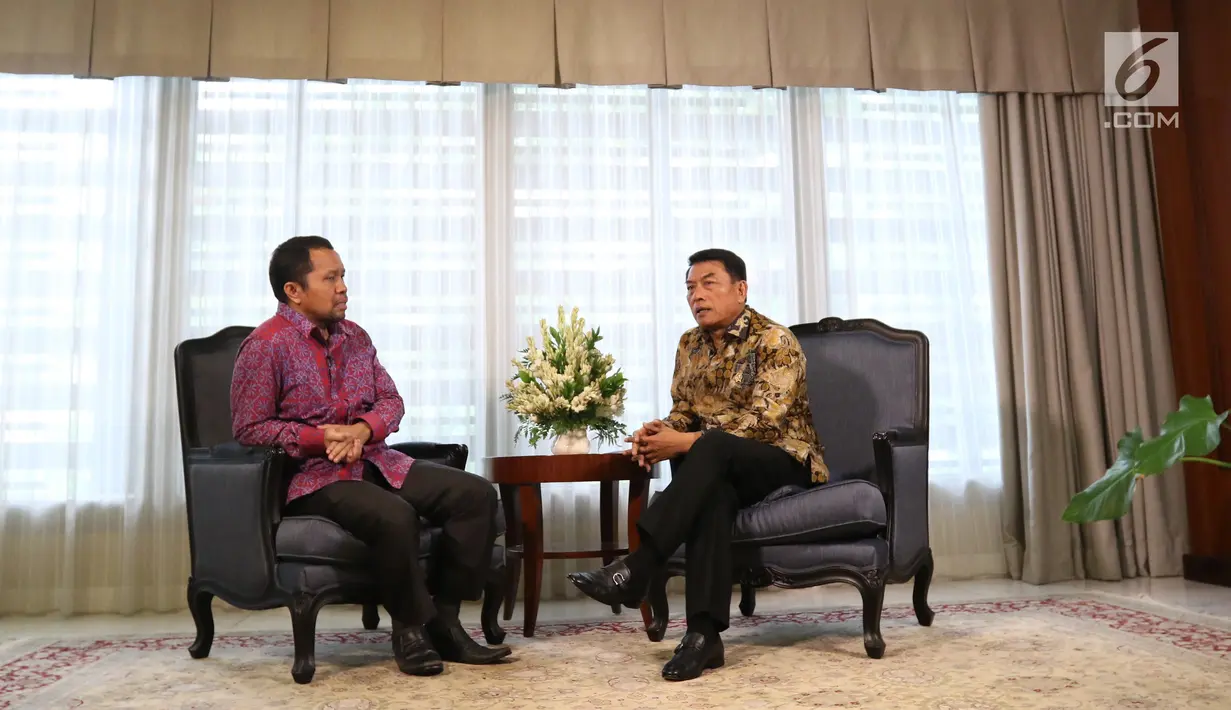 Chief Content Officer KLY, Wens Manggut saat mewawancarai Kepala Staf Presiden Moeldoko di Jakarta, Rabu (16/1). Dalam wawancara tersebut Moeldoko memaparkan kinerja kerja pemerintahan Jokowi-JK hingga saat ini. (Liputan6.com/Angga Yuniar)