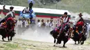 Penduduk desa dari Wilayah Quxu memamerkan keterampilan menunggang kuda dalam perayaan Festival Ongkor di Lhasa, Daerah Otonom Tibet, China (6/8/2020). Festival Ongkor atau Panen Raya, sebuah warisan budaya takbenda nasional. (Xinhua/Soinam Norbu)