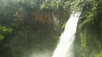 Pemandangan Air Terjun Telun Berasap Kerinci. Air terjun ini memiliki ketinggian sekitar 50 meter yang sumber airnya berasal dari Danau Gunung Tujuh. (Liputan6.com / dok Gresi Plasmanto)