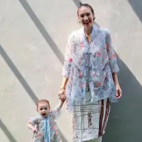Nadine Chandrawinata dan putrinya Djiwa tampil twinning dengan kebaya dari RIA Atelier. [Foto: @nadinelist]