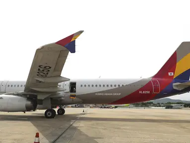 Pesawat Asiana Airlines terparkir saat salah satu pintu daruratnya tiba-tiba terbuka di Bandara Internasional Daegu di Daegu, Korea Selatan, Jumat, 26 Mei 2023. (Yun Kwan-shick/Yonhap via AP)