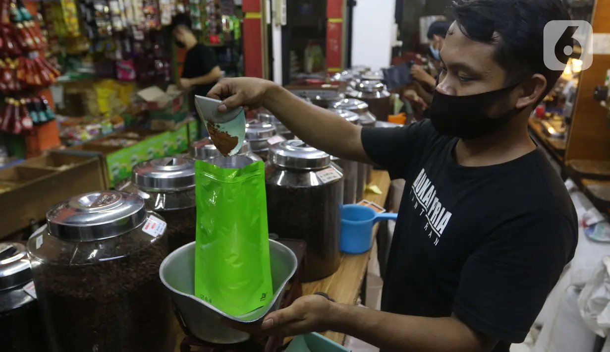 Pekerja menyortir biji kopi di sebuah gerai kopi di Jakarta, Jumat (19/11/2021). Data Gabungan Eksportir Kopi Indonesia mencatat ekspor kopi secara Nasional sepanjang Januari-Juli 2021 mencapai 294.243 ton atau naik 2,63% dibandingkan dengan periode yang sama tahun lalu. (Liputan6.com/Angga Yuniar)