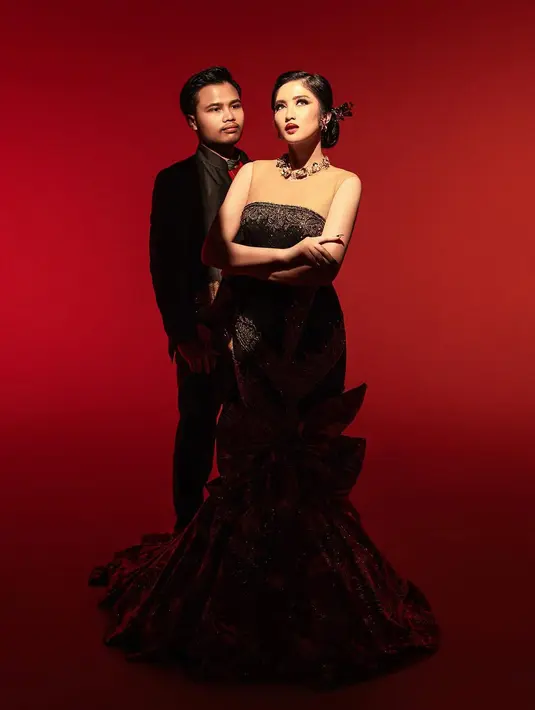 Foto prewedding kedua, Ochi dan Lutfi tampil dengan konsep gaya glamor khas peranakan modern [@riomotret]