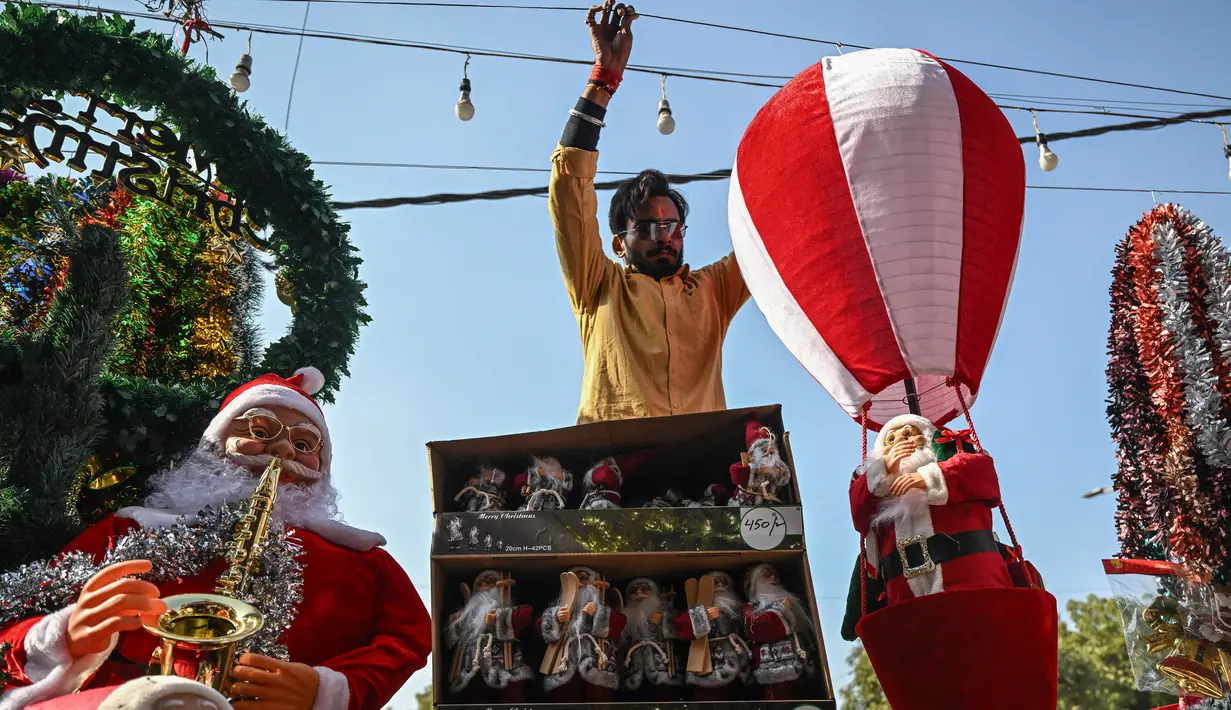 Natal merupakan momen yang penuh kebahagiaan bagi umat Kristiani di seluruh penjuru dunia dan akan merayakannya dengan suka cita. (Arun SANKAR/AFP)