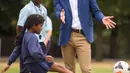 Pangeran William mengamati latihan anak-anak program pendidikan sepak bola Wildcats Girls saat mengunjungi tim sepak bola wanita Inggris, di Kensington Palace, London, Kamis (13/7). (Dominic Lipinski / POOL / AFP)