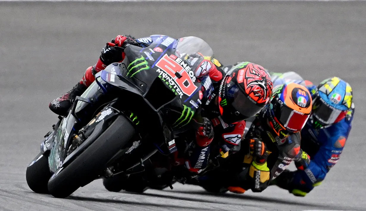 <p>Fabio Quartararo tampil sangat baik pada balapan kali ini. Hanya beberapa lap awal balapan, ia langsung mengambil alih posisi pertama dari Joan Mir. (AFP/Gabriel Bouys)</p>
