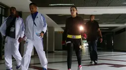 Atlet Wushu Asal Prancis, Delphine Stambouli, bersama pelatih bersiap untuk bertanding pada kelas Sanda Putri Kejuaraan Dunia Wushu 2018 di Istora, Senayan, Jakarta, Selasa(17/11/2015). Bola.com/Nicklas Hanoatubun)