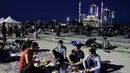 Umat muslim bercengkerama saat berbuka puasa bersama pada bulan suci Ramadan di alun-alun depan Masjid Pusat 'Heart of Chechnya', Grozny, Rusia, Jumat (31/5/2019). (AP Photo/Musa Sadulayev)