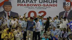 Calon Wakil Presiden nomor urut 02 Sandiaga Uno (peci merah) menyapa pendukungnya saat kampanye terbuka di Gelanggang Remaja Jakarta Utara, Senin (25/3). Sandiaga mengajak seluruh simpatisan untuk memenangkan dirinya serta Prabowo Subianto dalam Pemilu pada April 2019. (Liputan6.com/Faizal Fanani)
