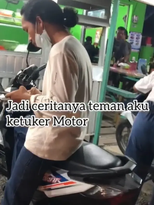 Viral Dua Pengunjung Ini Motornya Tertukar, Bajunya Sama Sampai Didoakan Berjodoh