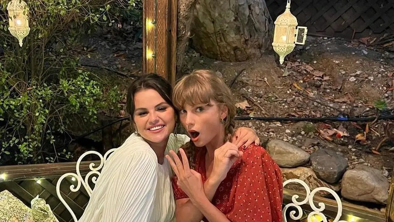 Gaya Selena Gomez Rayakan Ulang Tahun Bareng Taylor Swift, Duo Bestie Kompak Pakai Dress