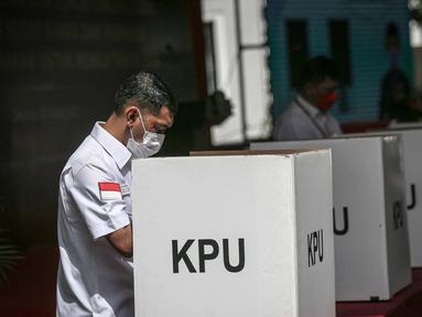 Petugas melakukan pencoblasan surat suara saat simulasi Pemilu 2024 di Kantor KPU RI, Jakarta, Selasa (22/3/2022). Simulasi digelar untuk memberikan edukasi kepada masyarakat terkait proses pemungutan dan penghitungan suara pemilu serentak tahun 2024. (Liputan6.com/Faizal Fanani)