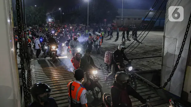 Ramainya Pemudik Motor saat Padati Pelabuhan Ciwandan