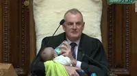 Ketua DPR Selandia Baru, Trevor Mallard menyusui bayi rekannya.(Twitter)