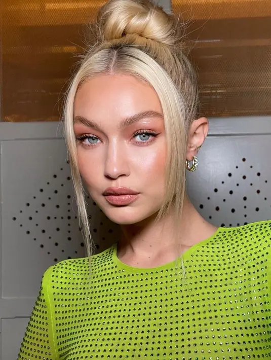 One tone makeup menjadi sebuah konsep riasan dengan memadukan satu warna yang dipulaskan pada mata dan bibir. Nuansa peach menjadi warna yang tepat untuk diaplikasikan untuk memberikan kesan natural. (Foto: Gigi Hadid/ Instagram)