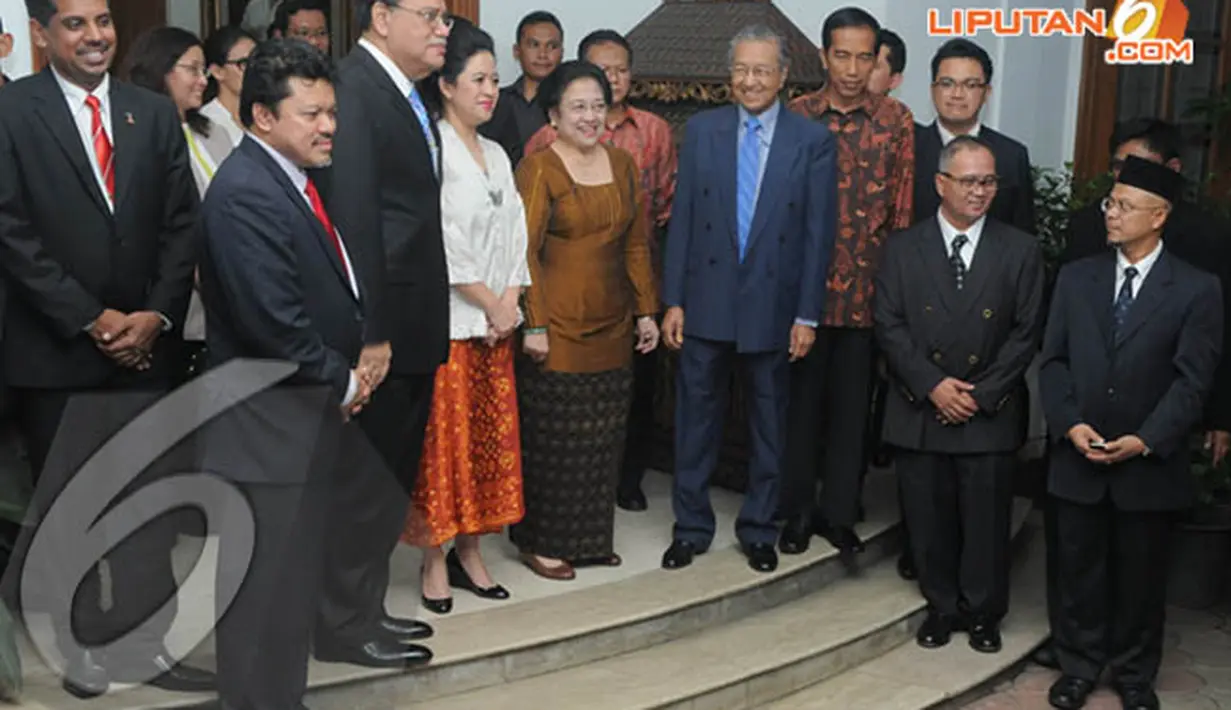 Dalam pertemuan itu Mega didampingi Joko Widodo dan Ketua Bappilu PDI Perjuangan Puan Maharani, Jakarta Pusat, Senin (14/4) (Liputan6.com/Herman Zakharia).