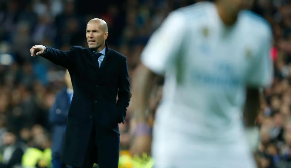 Pelatih Real Madrid, Zinedine Zidane memberi intruksi pada pemainnya saat bertanding melawan Las Palmas pada lanjutan La Liga Spanyol di Stadion Santiago Bernabeu, Madrid (5/11). Madrid menang telak 3-0 atas Las Palmas. (AP Photo/Francisco Seco)