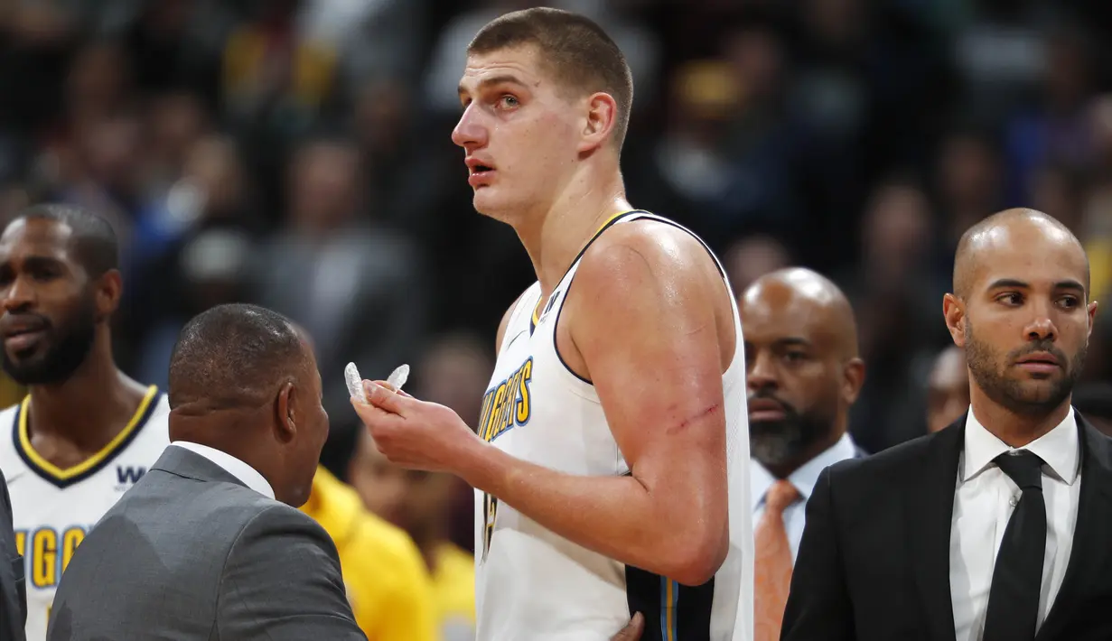 Pebasket Denver Nuggets, Nikola Jokic, saat tampil melawan Washington Wizards pada laga NBA di Pepsi Center, Denver, Selasa (23/10/2017). Denver Nuggets kalah 104-109 dari Washington Wizards. (AP/David Zalubowski)