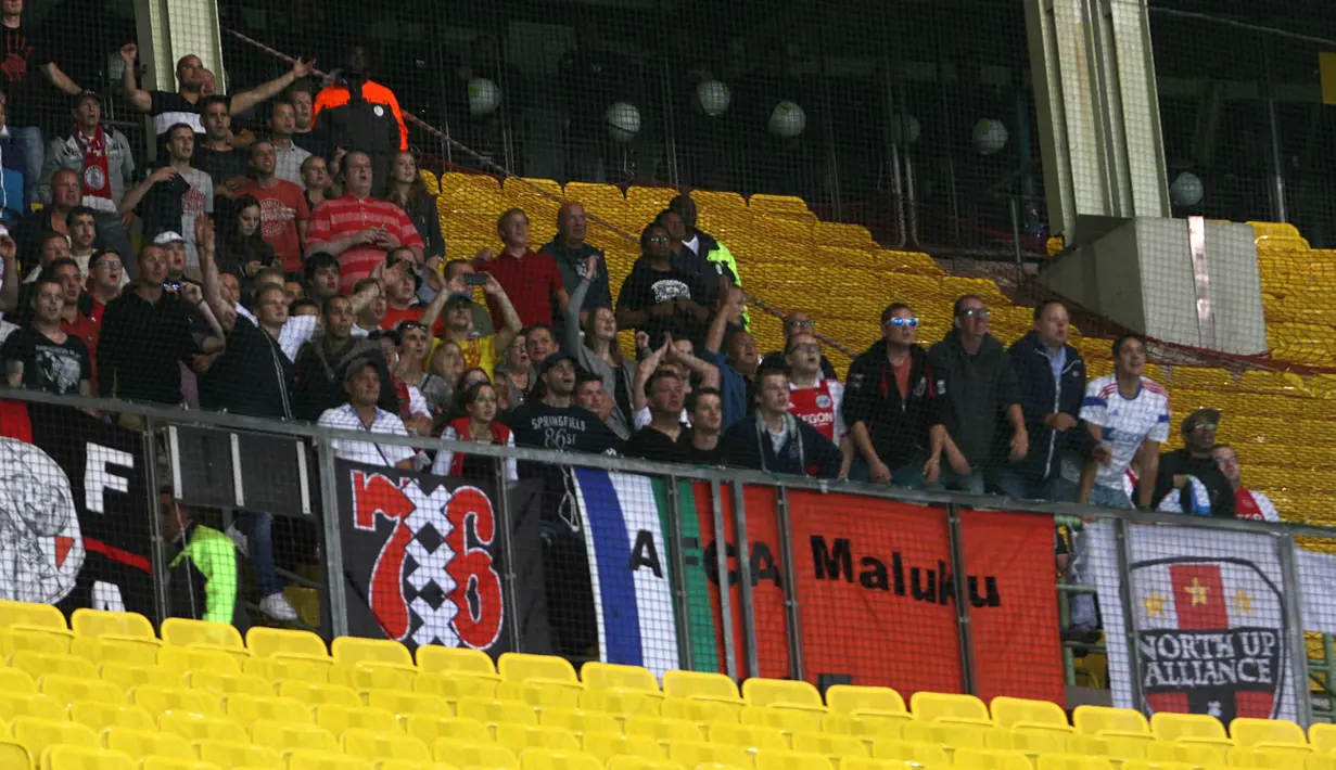 Spanduk bertuliskan Maluku dibentangkan fans Ajax Amsterdam di tribun tamu stadion Ernst Happel, Wina, Rabu (29/7) malam. (Bola.com/Reza Khomaini)