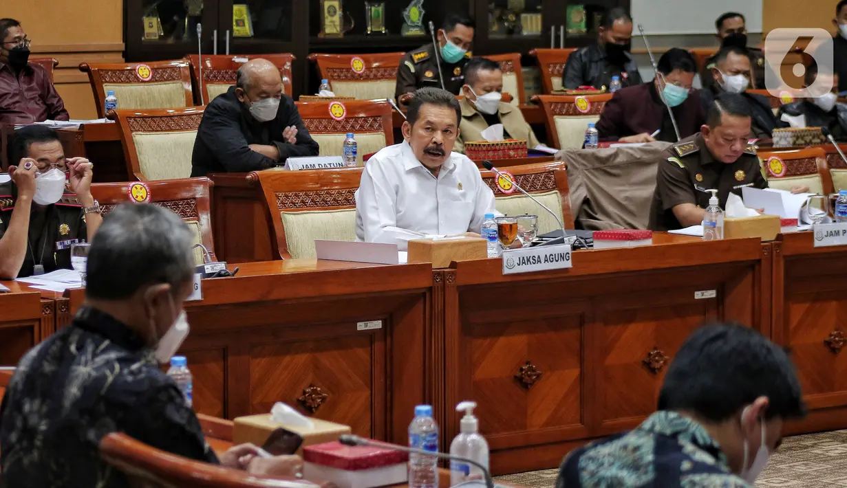 Jaksa Agung ST Burhanuddin saat mengikuti rapat dengar pendapat dengan Komisi III DPR RI di Jakrta, Selasa (23/8/2022). Rapat tersebut membahas perkembangan kasus Korupsi Surya Darmadi 78 T dan kasus Korupsi PT Waskita Beton Precast Tbk. (Liputan6.com/Angga Yuniar)