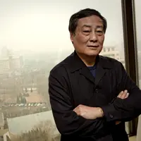 Zong Qinghou sempat jatuh miskin dan tidur di kolong jembatan. Tapi kini sukses dan bahkan menjadi salah satu orang terkaya di Cina. 