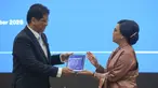 Menteri Keuangan Purbaya Yudhi Sadewa bersama pejabat lama Sri Mulyani Indrawati saat serah terima jabatan di Kantor Kementerian Keuangan, Jakarta, Selasa (9/9/2025). (merdeka.com/Arie Basuki)