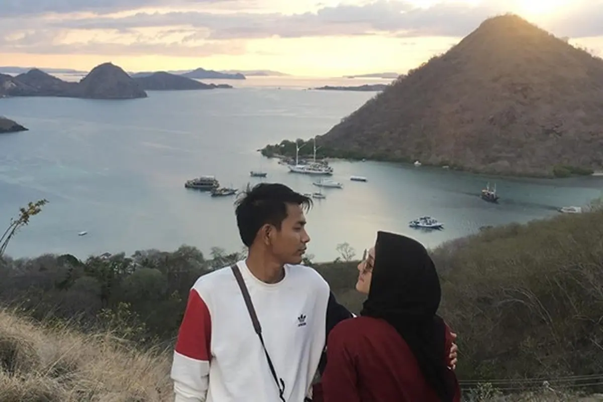6 Potret Bulan Madu Angga Putra 'Anak Langit' dan Hafna Alliya di Labuan Bajo, Romantis