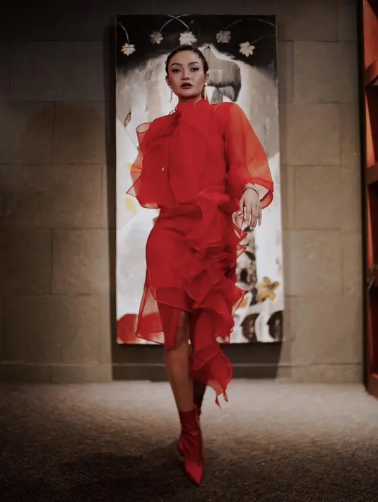 Fashion scene dangdut dengan stigma 'dangdut' banget pun berhasil ditepisnya  (Instagram @sitibadriahh)