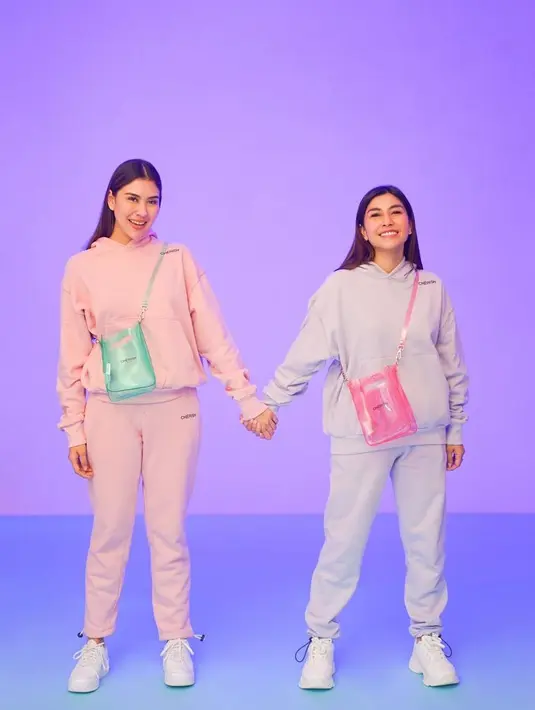 Meski terpaut usia tiga tahun, Syahnaz dan Nisya terlihat seumuran ya? [Foto: IG/nissyaa].