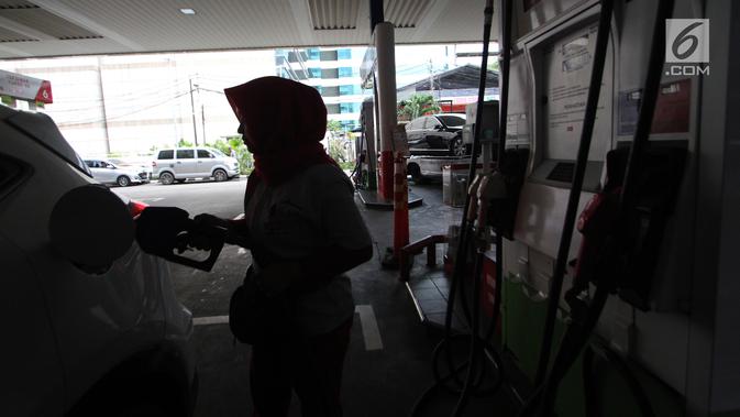 Petugas mengisi BBM pada sebuah mobil di SPBU, Jakarta, Sabtu (5/1/2019). PT Pertamina (Persero) menurunkan harga BBM non subsidi yakni, Pertalite Rp 150 per liter, Pertamax Rp 200 per liter dan Pertamax Turbo Rp 250 per liter. (Liputan6.com/Angga Yuniar)