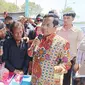 Menko Polhukam Mahfud Md bertemu dengan para nelayan di Perkampungan Marunda, Kepu, Cilincing, Jakarta Utara, Rabu (20/12/2023). (Merdeka.com/ Alma Fikhasari)