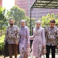 Sementara itu, Shireen mengenakan kebaya dengan aksen tulle di bagian bawah dipadukan kain batik mirip Shireen. Ia pun membawa tas Dior dan heels berpita nya. Irwansyah pun tampil dengan kemeja batiknya.