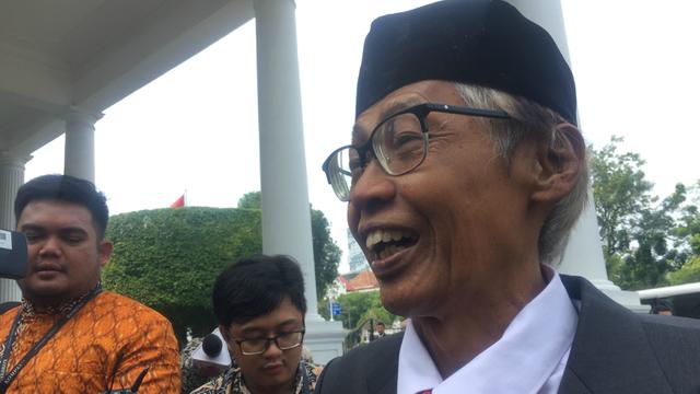 Mantan Hakim Agung Artidjo Alkostar tiba di Istana Kepresidenan, Jumat (20/12/2019). (Lizsa Egeham)