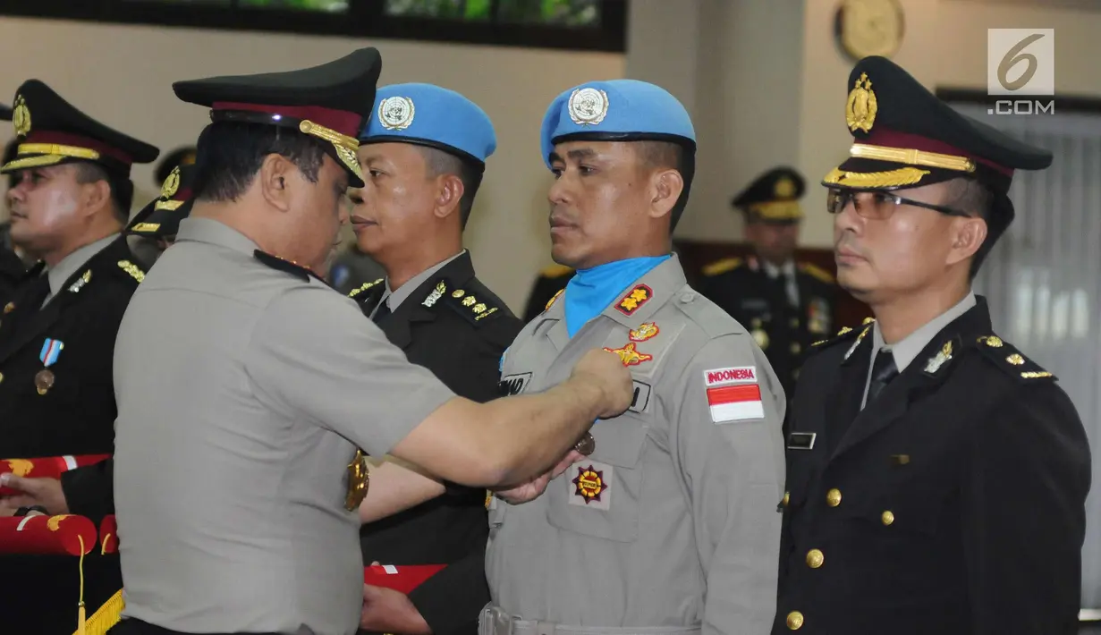 Wakapolri Komjen Pol Syafruddin menyematkan Satya Lencana Bhakti Buana kepada anggota Kontingen Formed Police Unit (FPU) di Mabes Polri, Jakarta (31/1). 200 polisi mendapatkan bintang kehormatan dari Presiden Joko Widodo. (Liputan6.com/Helmi Fithriansyah)