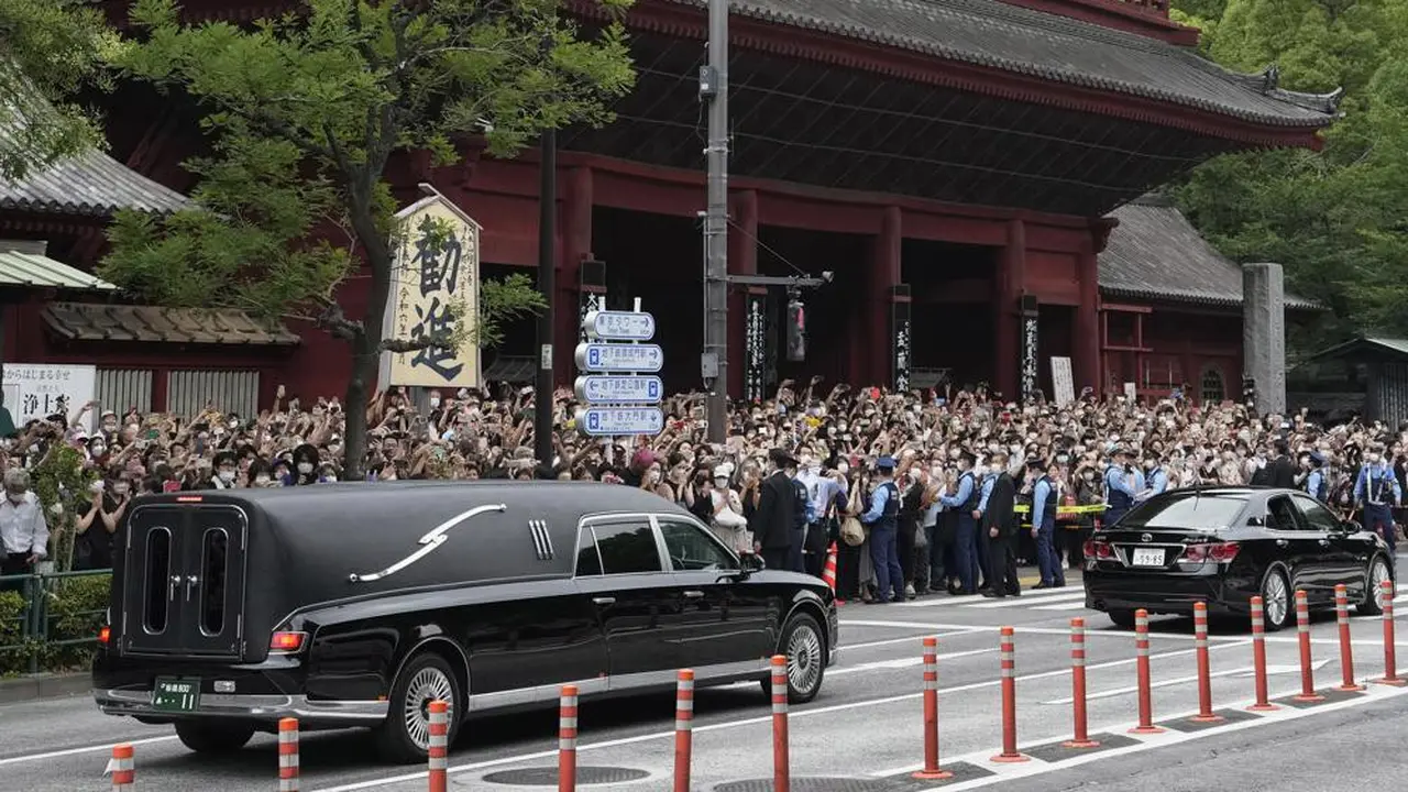 Kendaraan membawa jenazah mantan Perdana Menteri Jepang Shinzo Abe meninggalkan Kuil Zojoji setelah pemakamannya di Tokyo pada Selasa, 12 Juli 2022. Abe dibunuh Jumat saat berkampanye di Nara, Jepang barat. (Foto AP/Hiro Komae)