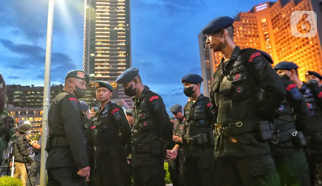 Personel Polri saat apel persiapan pengamanan perayaan malam Tahun Baru 2023 di Bundaran HI, Jakarta, Sabtu (31/12/2022). Tim gabungan TNI-Polri merapatkan barisan untuk berkoordinasi menjaga acara puncak malam tahun baruan di Bundaran HI. (Liputan6.com/Angga Yuniar)