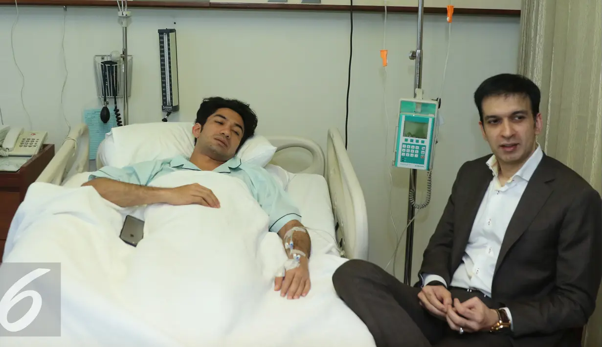Reza Rahadian dijenguk bos MD Pictures, Manoj Punjabi (kanan) di Rumah Sakit Medistra, Jakarta, Kamis (31/03/2016).  Reza terdiagnosa sakit tifus yang harus dirawat di rumah sakit beberapa hari. (Liputan6.com/Herman Zakharia)