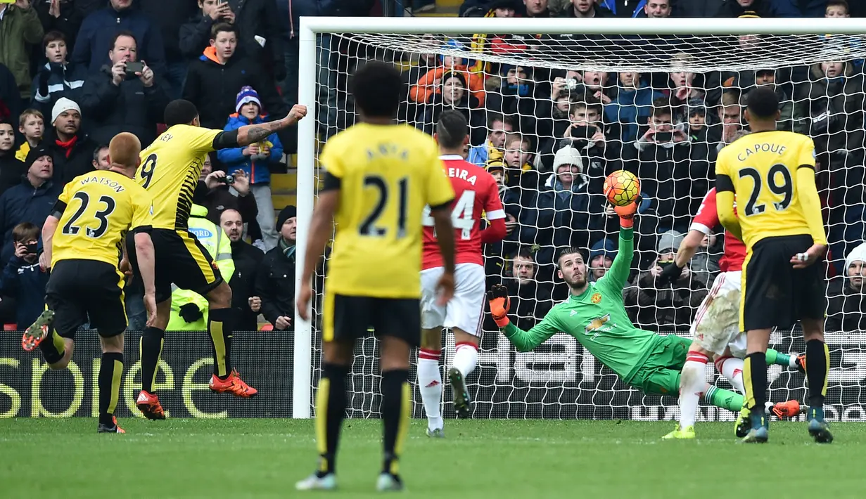 Striker Watford, Troy Deeney, mencetak gol melalui penalti ke gawang MU yang dijaga David de Gea dalam lanjutan Liga Inggris di Stadion Icarage Road, Watford, Sabtu (21/11/2015). (AFP Photo/Ben Stansall)