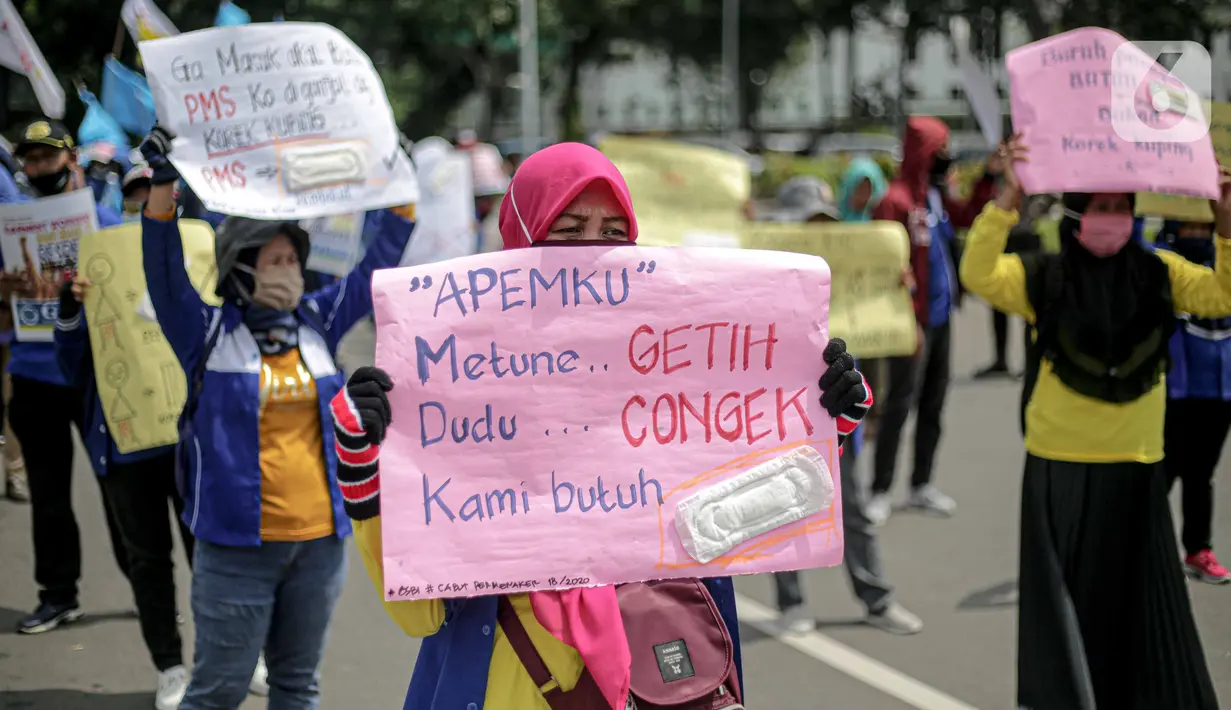Massa Gabungan Serikat Buruh Indonesia (GSBI) membawa pembalut wanita saat berunjuk rasa di kawasan Patung Kuda, Jakarta, Senin (16/11/2020). GSBI meminta pemerintah mencabut UU Cipta Kerja serta menaikkan upah buruh 2021 sesuai kebutuhan rill buruh dan keluarga. (Liputan6.com/Faizal Fanani)